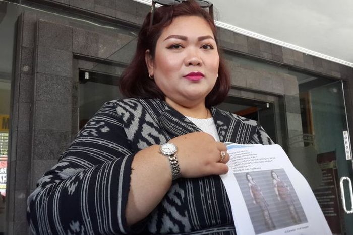 Maulina Pia Wulandari menunjukkan gambar berisi fotonya yang viral