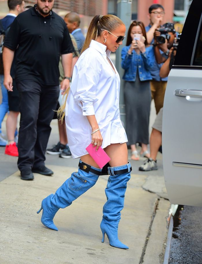 Jennifer Lopez tampil dengan denim boots yang unik