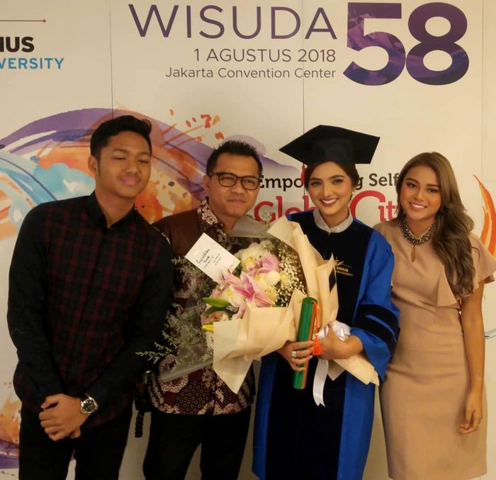 Wisuda S2 Ashanty