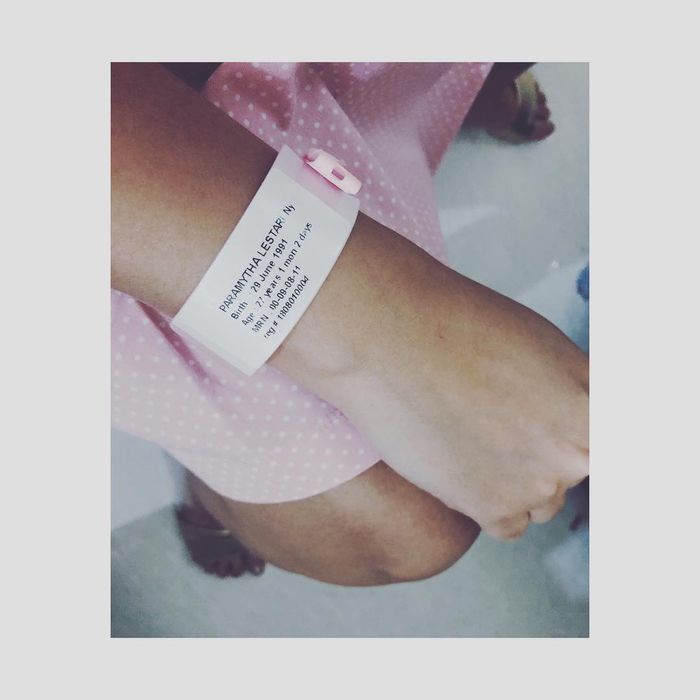 Mytha Lestari menunggu proses persalinan.