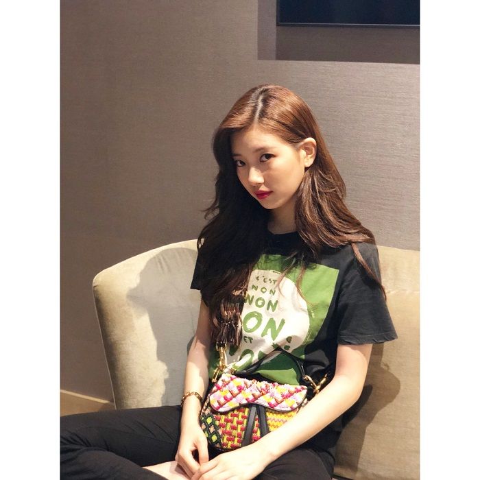 Suzy dengan Saddle Bag Dior