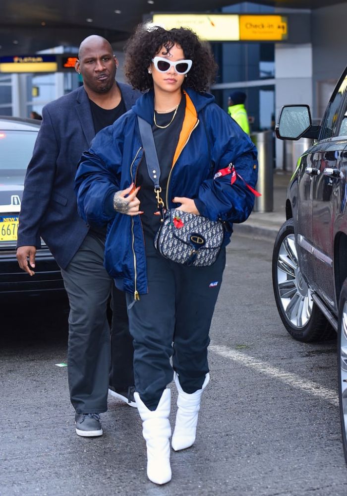 Rihanna mengenakan cowboy boots