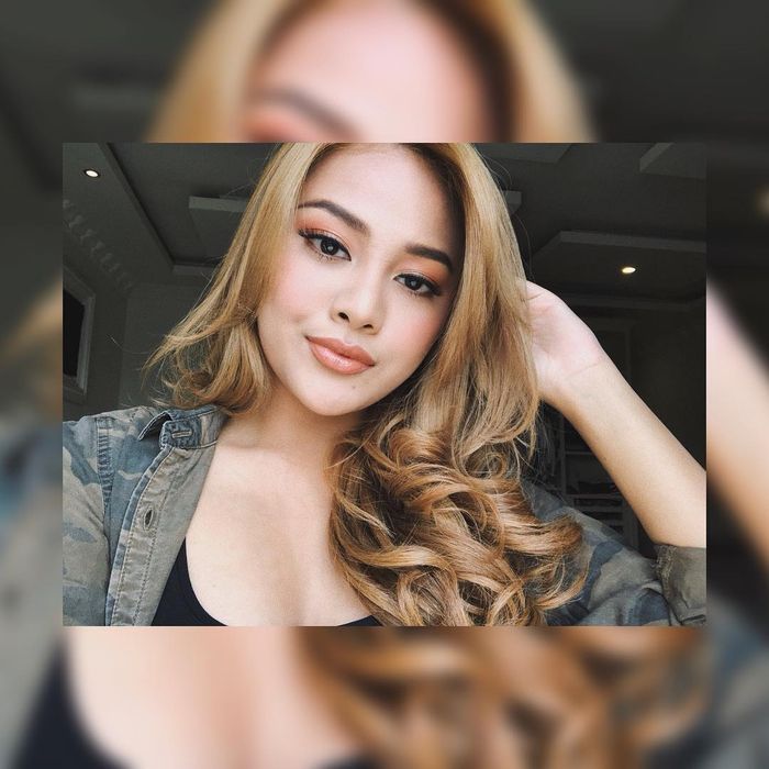 Aurel dengan warna rambut blonde.