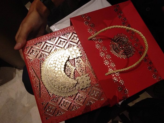 Suvenir pernikahan Panji Trihatmodjo dan Varsha Strauss