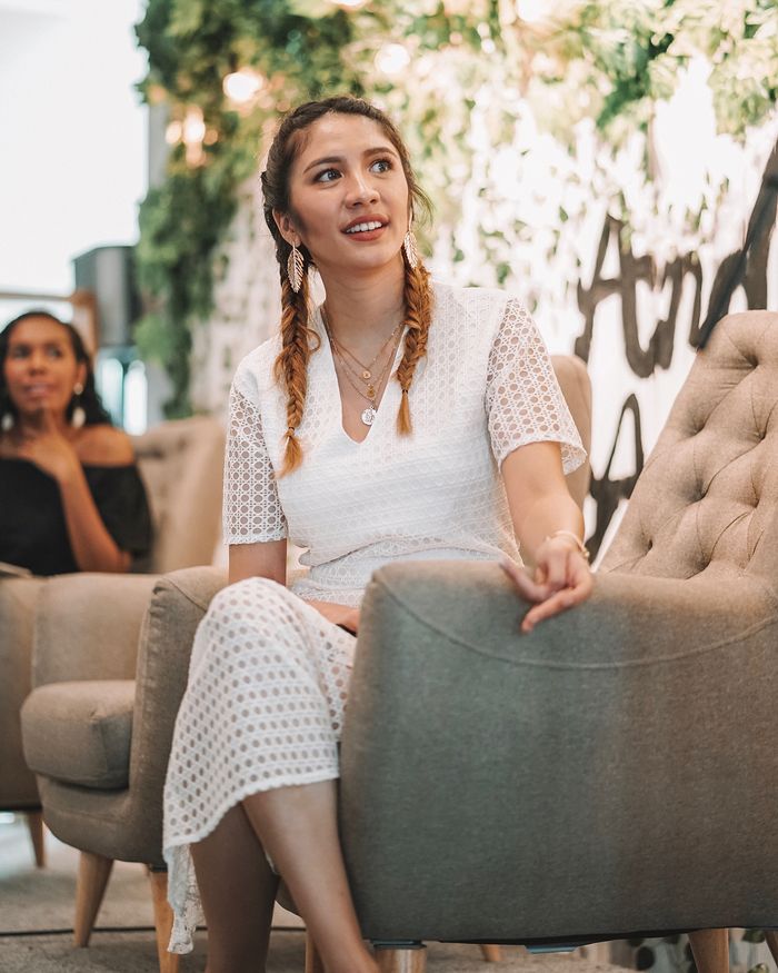 Acha tampil manis dengan rambut kepang