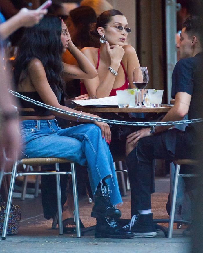 Bella Hadid sedang hangout bersama teman-temannya