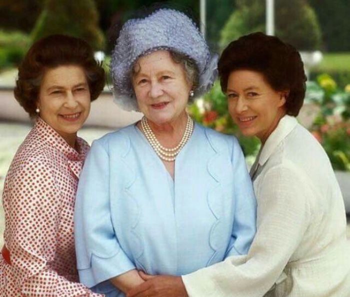 Ratu Elizabeth bersama ibu dan saudarinya Putri Margaret