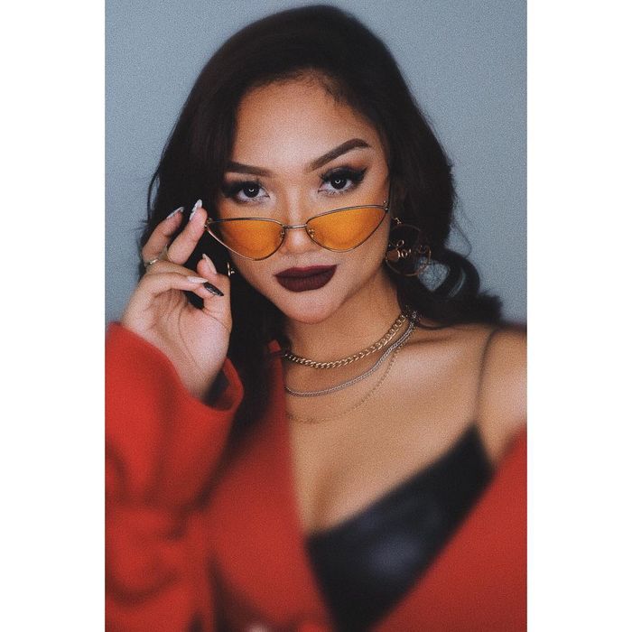 Marion Jola tampil dengan lipstik dark brown