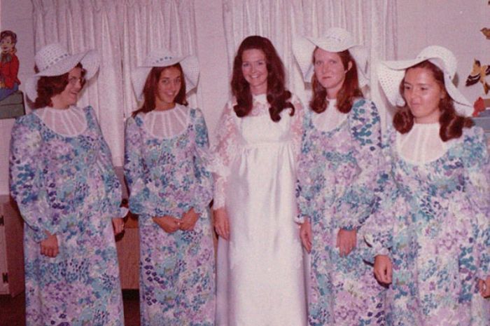 Deretan bridesmaid kenakan topi