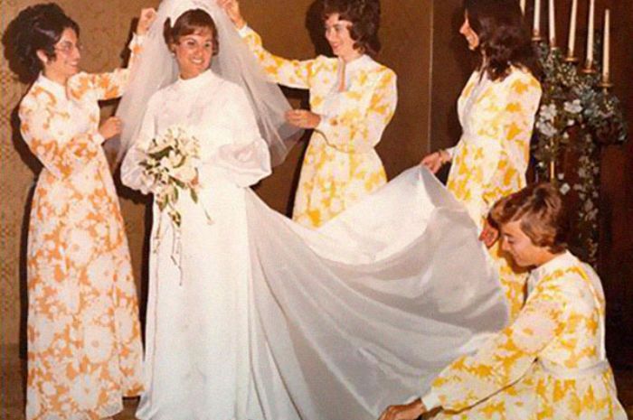 Bridesmaid dengan warna floral kuning