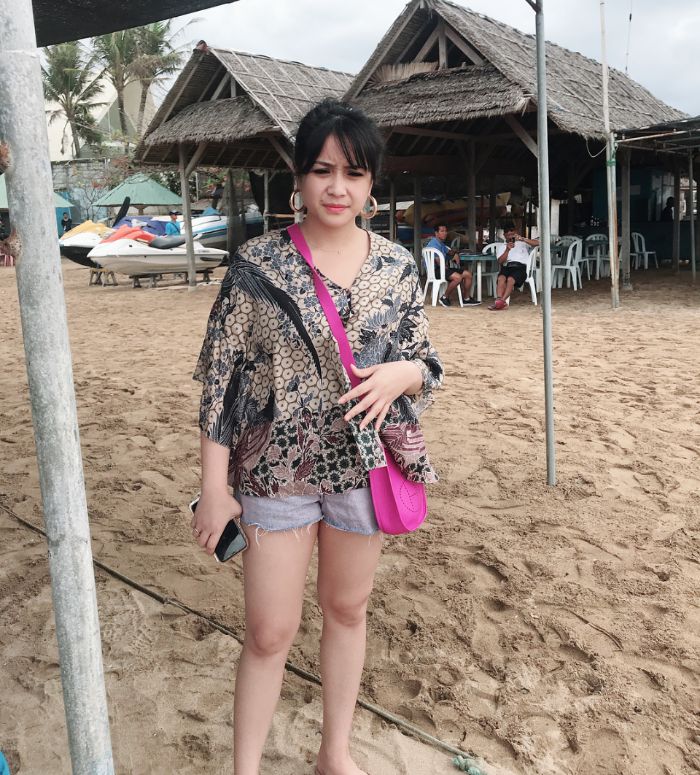 Nagita Slavina kenakan batik