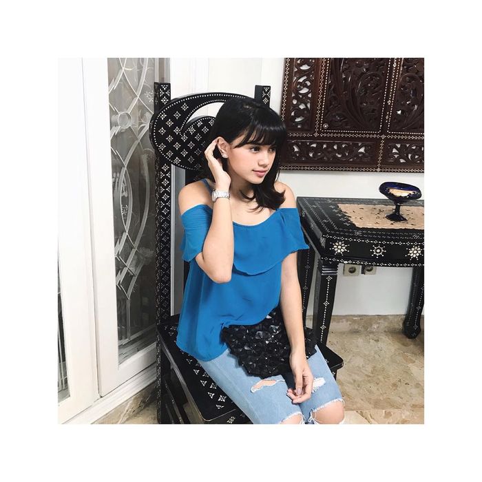 Audi Marissa mengenakan busana off shoulder warna biru 