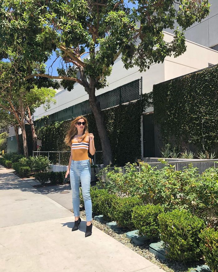 Nia Ramadhani dengan sleeveless top dan skinny jeans 