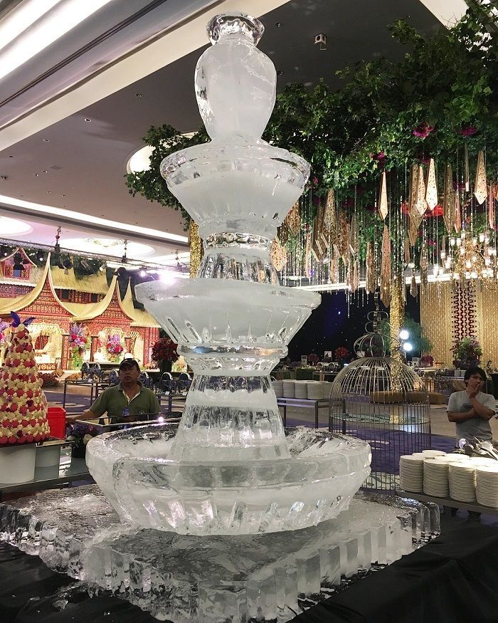 Patung yang dibentuk dari es batu