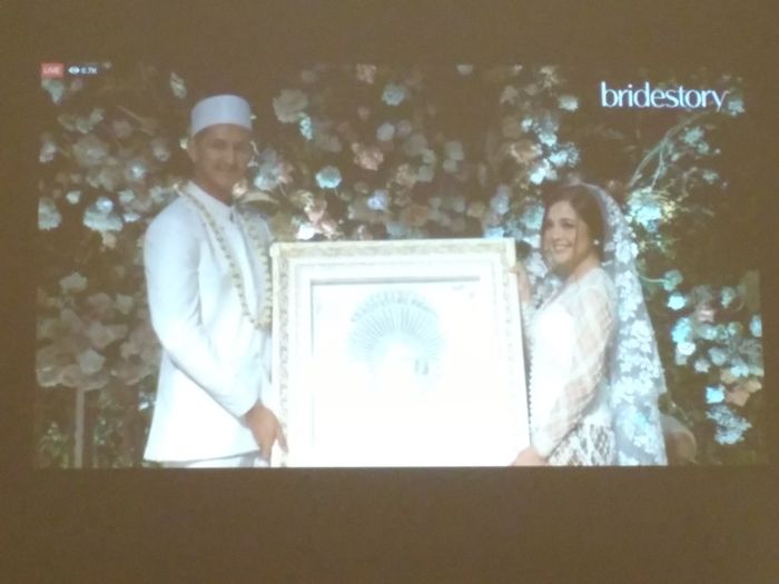 Tasya Kamila dan Randi Bachtiar memperlihatkan mas kawin berupa uang dolar Amerika sebanyak $5818