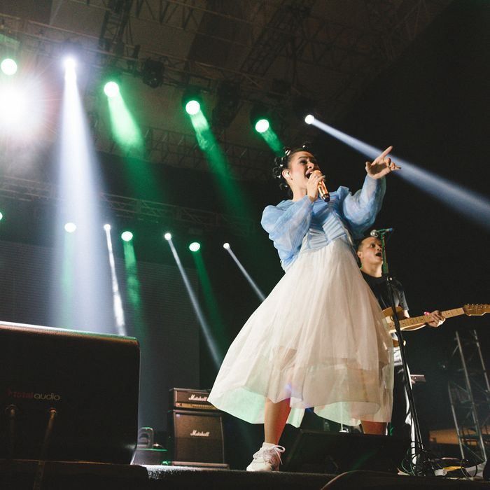 Penampilan Andien saat manggung