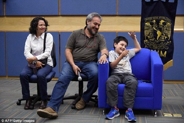 Carlos bersama orangtuanya