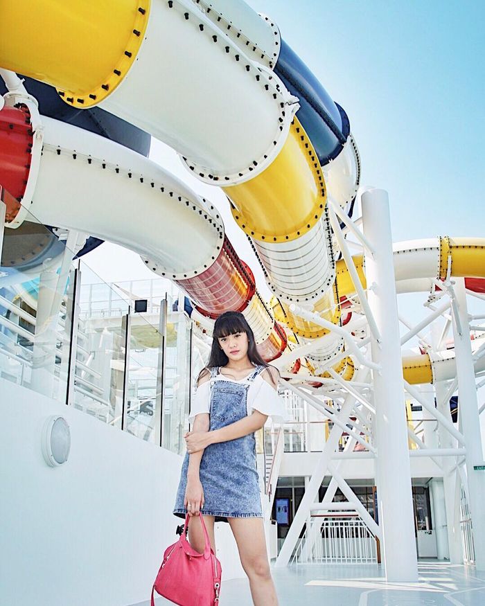 Anissa Aziza dengan overall skirt