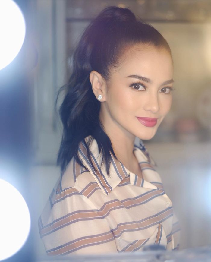 Gaya makeup Ririn Ekawati