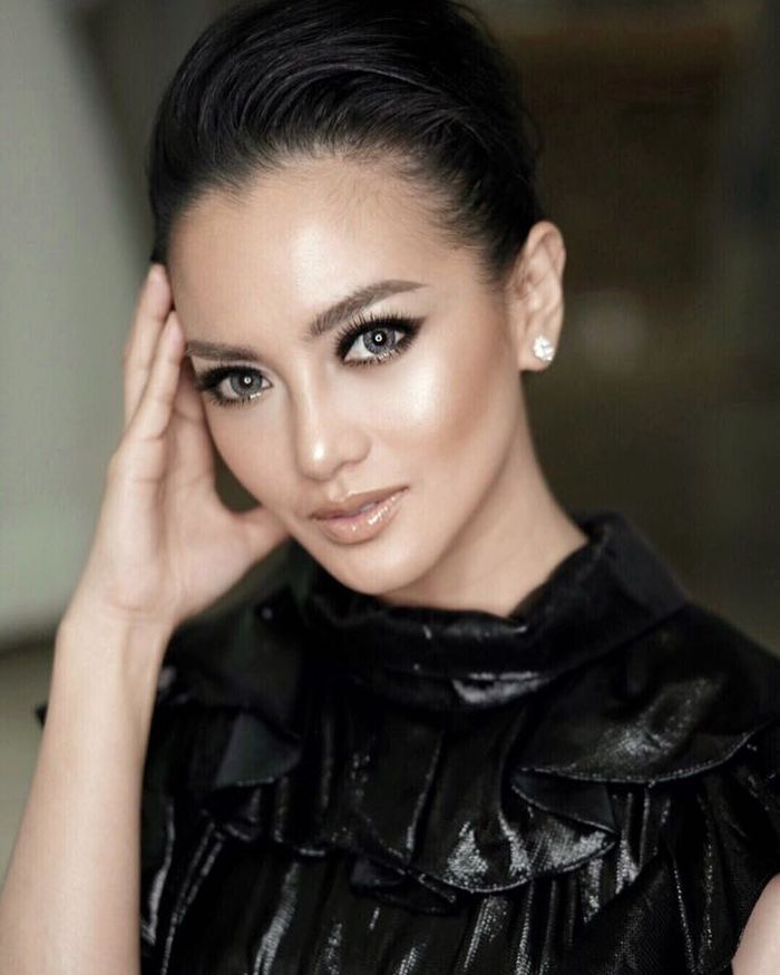 Riasan mata smokey eyes ala Ririn