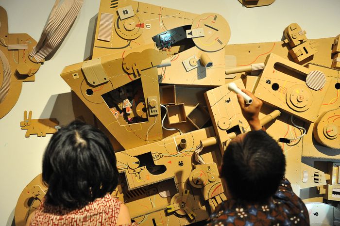 Pengunjung menemukan robot-robot tersembunyi.