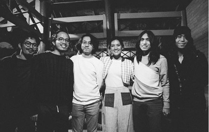 Monita Tahalea tampil di Folk Music Festival.