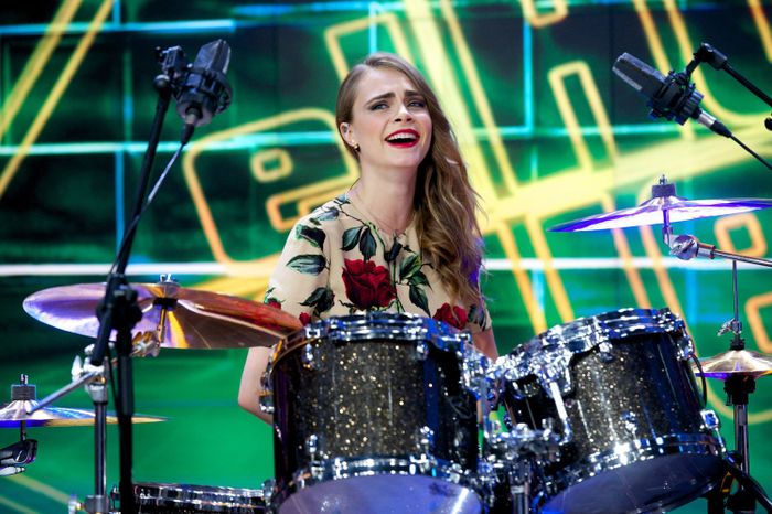 Cara Delevingne juga jago bermain drum