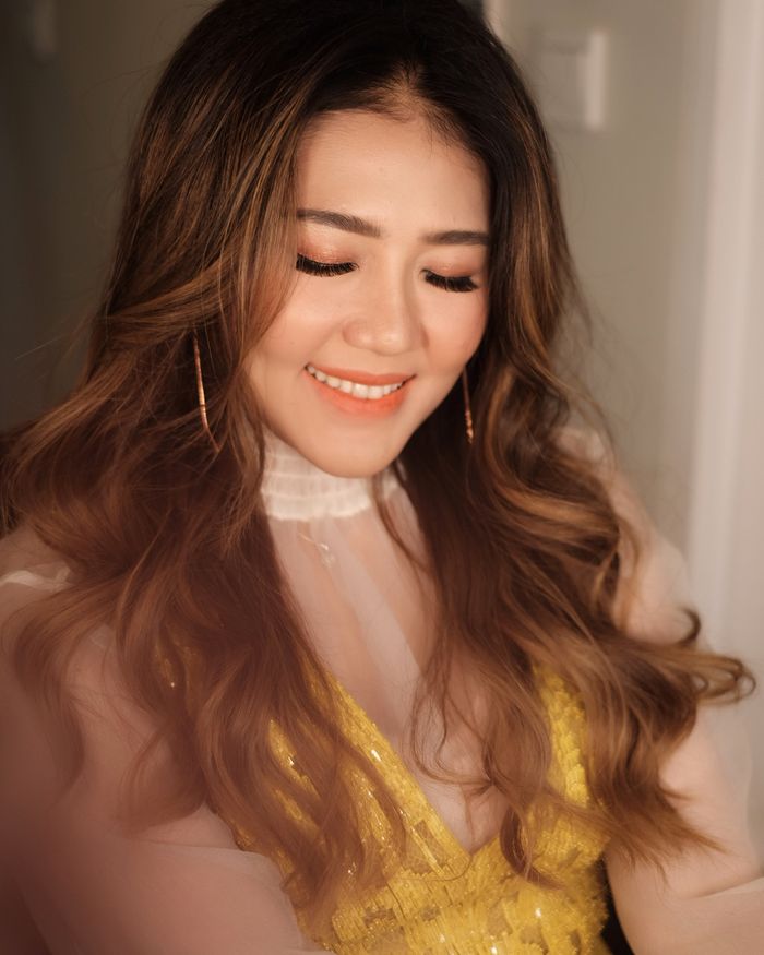 Via Vallen terlihat makin cantik dengan riasan natural.