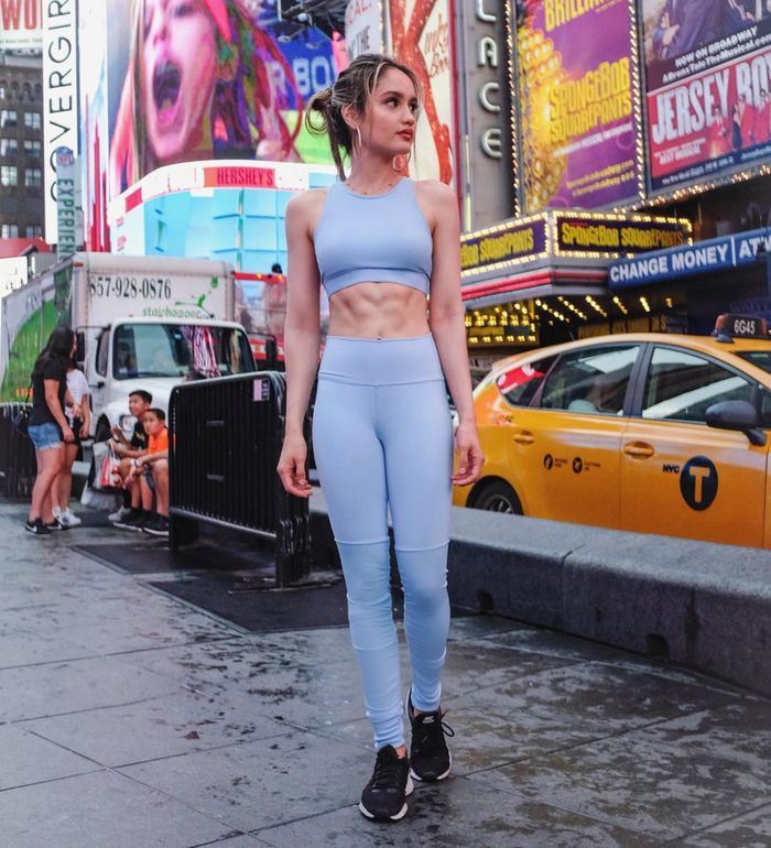 Cinta pamerkan bentuk tubuh proporsionalnya