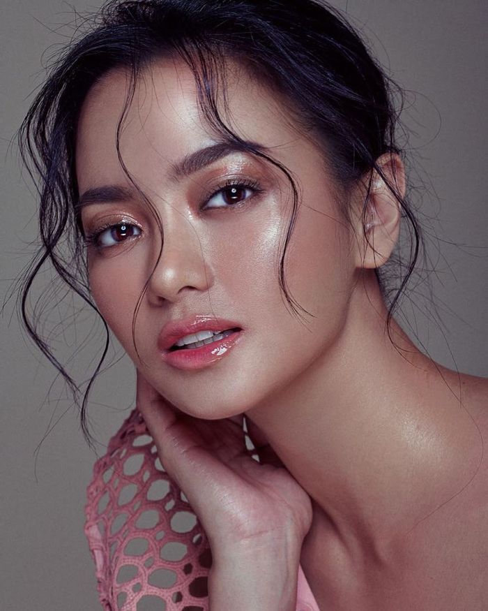 Ririn Ekawati dengan riasan wajah ala Glass Skin