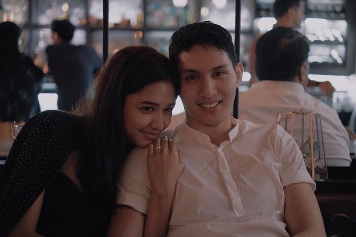 Momen mesra Mikha Tambayong dan Daniel Wenas 