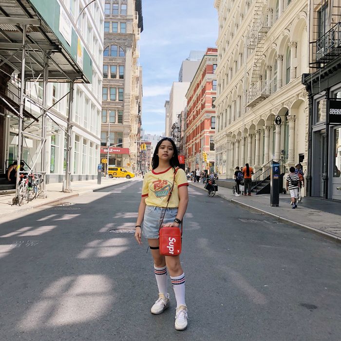 Cinta Laura punya gaya yang ekspresif dan nggak monoton.