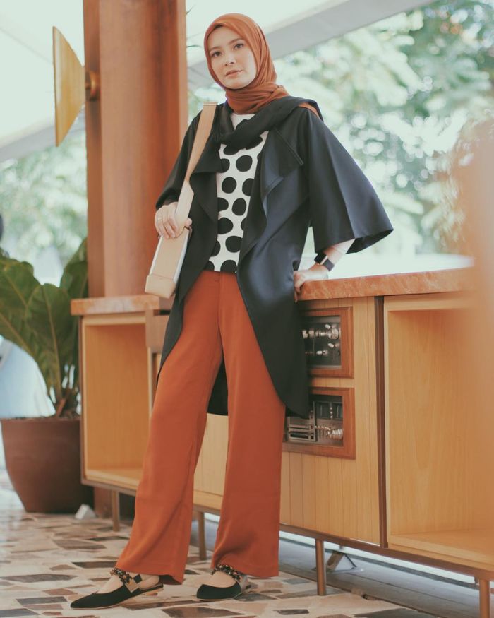 mix and match Dhatu Rembulan dengan outfit bermotif polkadot.