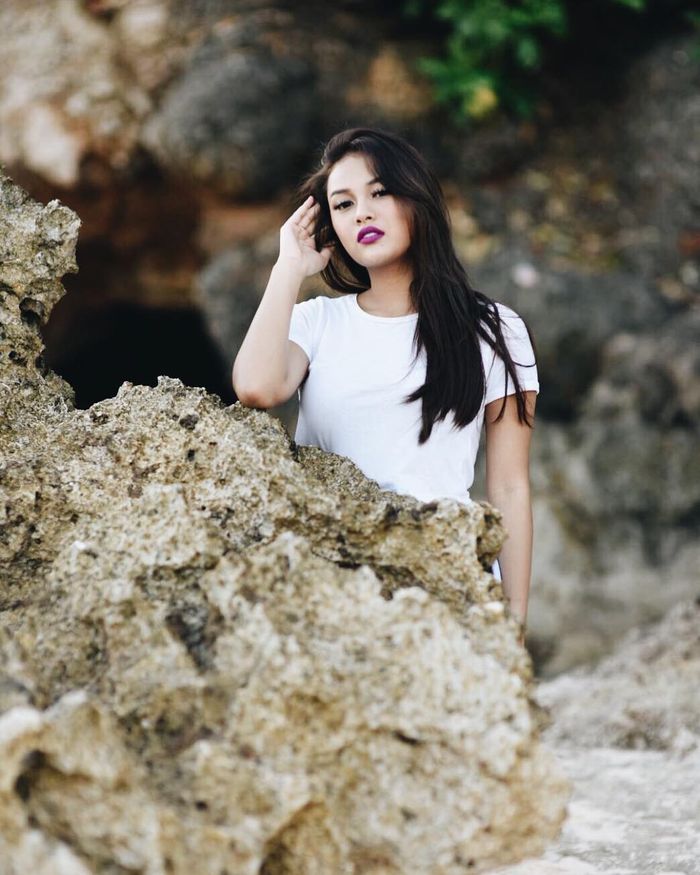 Aurel dengan rambut hitam