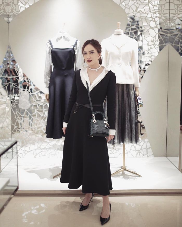 Shandy Aulia dengan outfit bergaya vintage