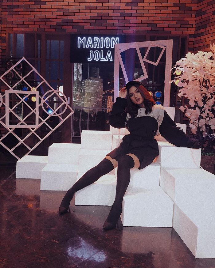 Penampilan Marion Jola yang selalu menarik perhatian