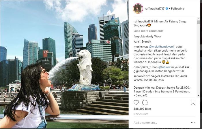 Pose kocak Nagita Slavina di depan Patung Merlion