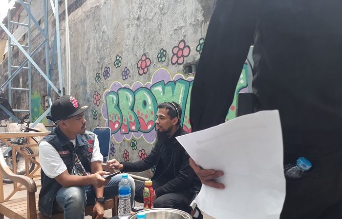 Gaya Wendy Cagur di balik panggung Brownis seperti pantauan Grid.ID, Senin (13/8/2018)