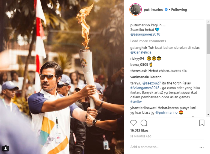 Chicco Jerikho membawa obor Asian Games.
