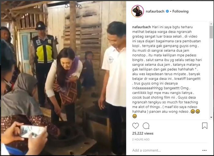 Nafa Urbach membuat kopi bersama warga.