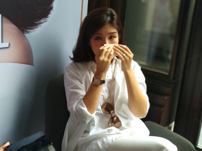 Agatha Suci menangis ketika mengingat hujatan yang diberikan untuk dirinya dan kedua anaknya, di Sampoerna Strategic, Karet, Jakarta Selatan, Selasa (14/8/2018)