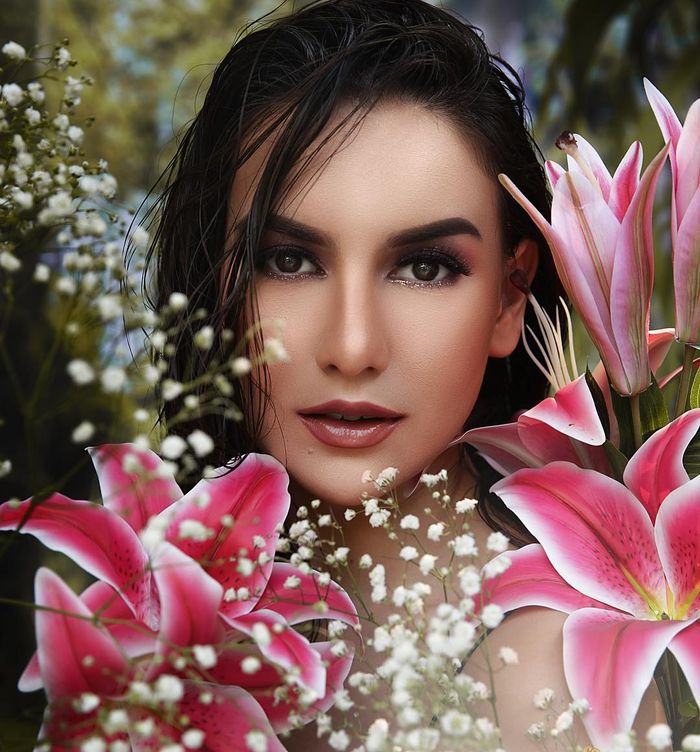 Irish Bella tampil cantik di antara bunga-bunga yang bermekaran.