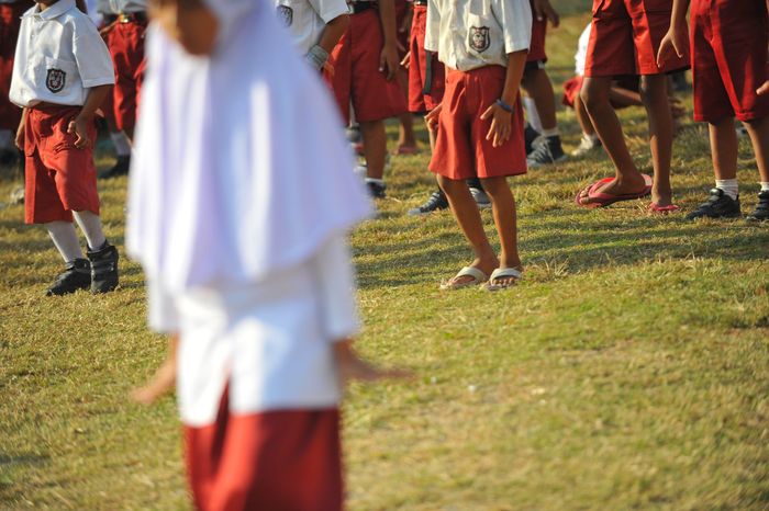 Tidak semua siswa menggunakan sepatu.