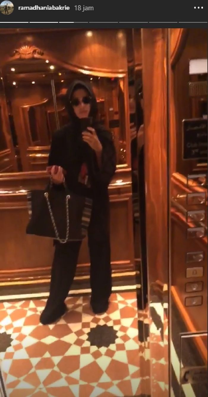 Penampilan Nia Ramadhani selama ibadah haji