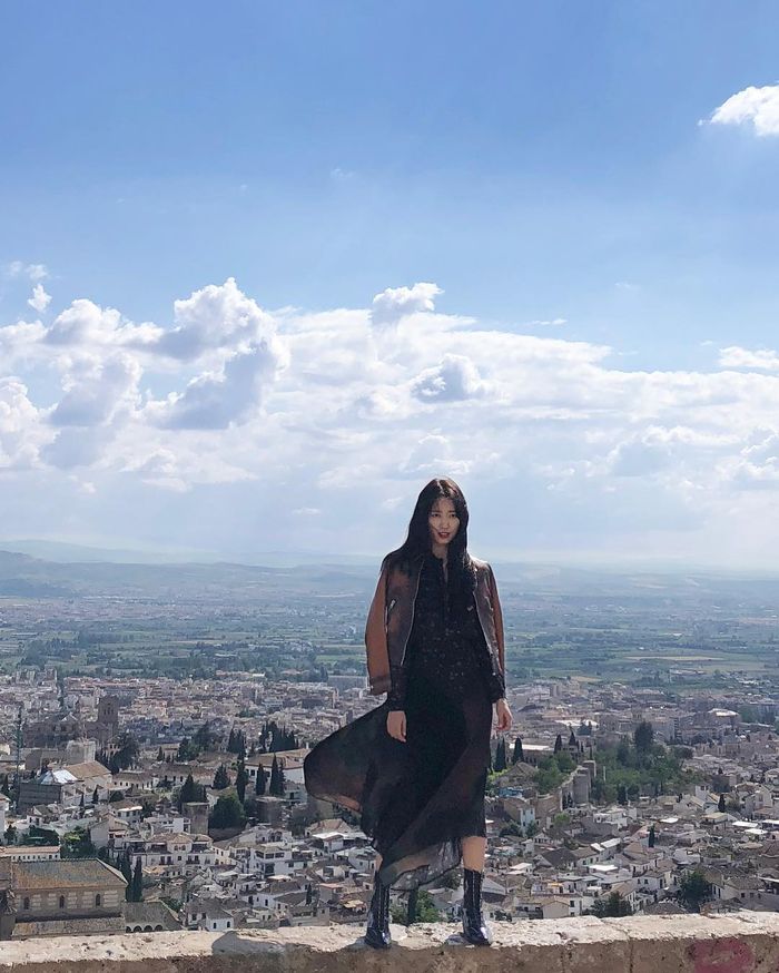 Park Shin Hye Tampil Edgy dengan Mid Calf Boots