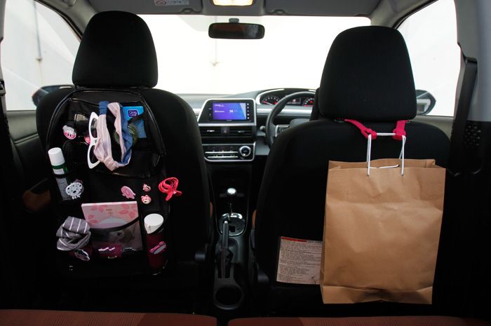Back Seat Organizer bisa kamu siapkan di dalam mobil kesayangan. 