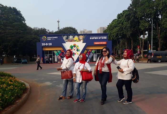 Para guru SMA 90 melihat anak muridnya latihan menari Saman untuk acara Pembukaan Asian Games 2018