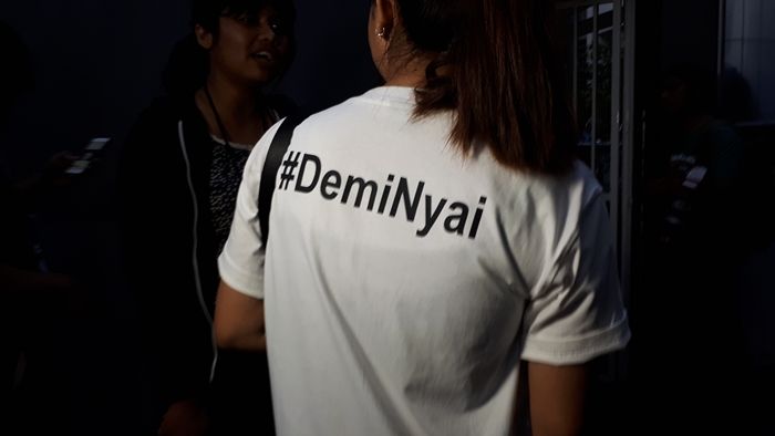 Kaos bertuliskan #DemiNyai dipakai beberapa orang yang hadir di sidang Roro Fitria di Pengadilan Negeri Jakarta Selatan,  Kamis (16/8/2018)