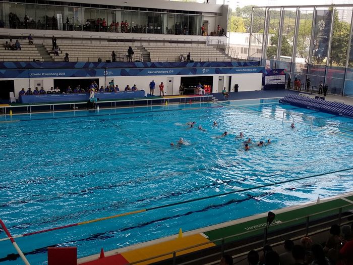 Tim Indonesia cabang olahraga polo air wanita sedang berlaga di Stadion Akuatik Gelora Bung Karno, Senayan, Jakarta Pusat, Jumat (17/8/2018).