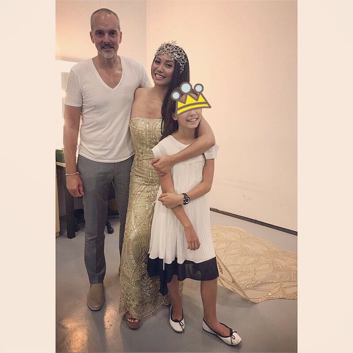 Anggun C Sasmi berfoto dengan suami dan anaknya setelah tampil di acara Pembukaan Asian Games 2018